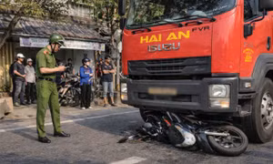 Va chạm giữa xe tải và xe máy trên quốc lộ, cụ ông 80 tuổi tử vong tại chỗ