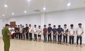 Khởi tố 14 đối tượng mang hung khí ‘diễu phố’, gây tai nạn rồi bỏ trốn