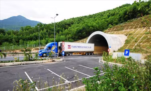 Tông lan can cửa hầm đường bộ trên quốc lộ, đôi nam nữ tử vong tại chỗ