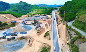 Vì sao mặt đường cao tốc La Sơn - Hòa Liên bị bong tróc?