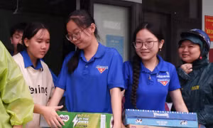 Áo xanh ở 'đỉnh lũ' Đà Nẵng chung tay ứng cứu người dân