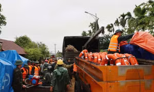 Quân khu 5 điều phương tiện đặc chủng vượt lũ ứng cứu người dân vùng ngập sâu