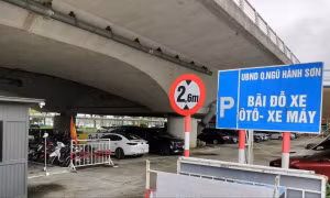 Gầm cầu thành bãi đỗ xe ngay giữa trung tâm Đà Nẵng
