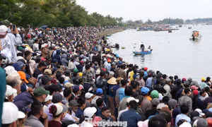 Đứng kín bờ sông Thu Bồn xem đua thuyền