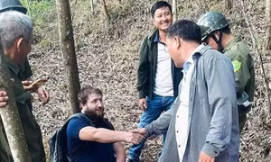 Cứu hộ du khách Đức bị gãy chân khi phượt một mình trên núi ở Đà Nẵng