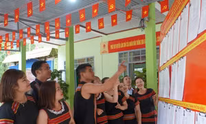 Từ vùng sạt lở đau thương, Trà Leng rợp cờ hoa trước ngày hội bầu cử