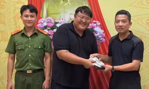 Du khách Hàn Quốc nhận lại túi xách bị rơi ở Đà Nẵng