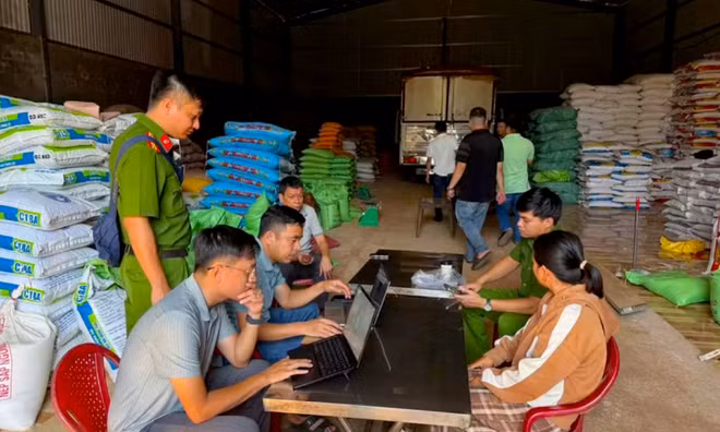 Bị khởi tố vì mua gạo giá rẻ rồi 'phù phép' thành gạo thương hiệu 