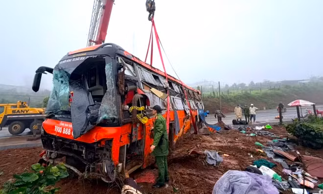 Thông tin mới nhất vụ lật xe khách làm nhiều người thương vong