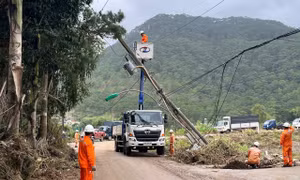 Công ty Điện lực Lâm Đồng trắng đêm khôi phục lại dòng điện cho bà con vùng lũ