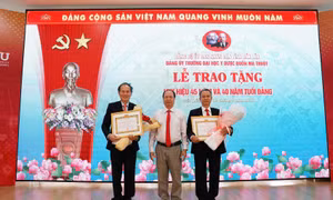 Trao huy hiệu Đảng cho các đảng viên Trường ĐH Y Dược Buôn Ma Thuột