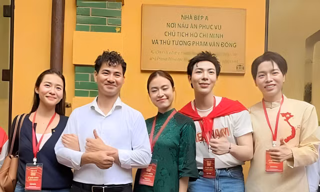 NSND Xuân Bắc cùng 200 nghệ sĩ viếng lăng Bác