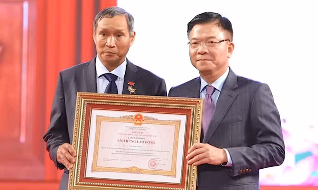 Huấn luyện viên Mai Đức Chung được trao tặng danh hiệu Anh hùng Lao động