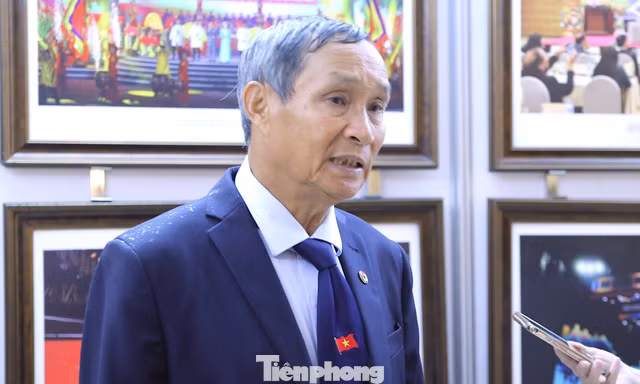 Huấn luyện viên Mai Đức Chung, NSND Xuân Bắc cùng hàng trăm đại biểu dự Đại hội Thi đua yêu nước 