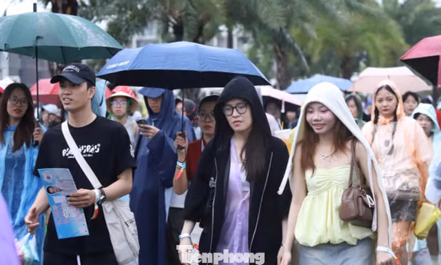 Hàng vạn khán giả đội mưa đến xem 33 anh tài 