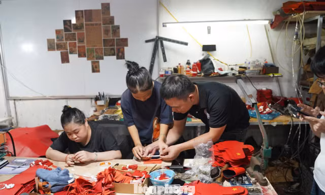 Phụ kiện cờ Tổ quốc bán 'cháy hàng'