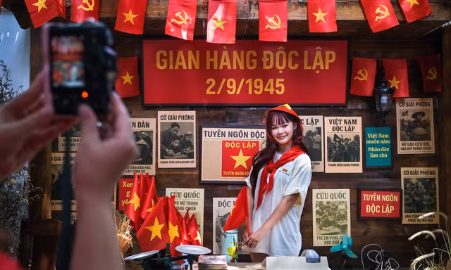 Quán cà phê Hà Nội rực sắc đỏ hút khách tới chụp ảnh nhân dịp 80 năm Quốc khánh