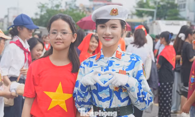 Nhan sắc gây sốt của nữ chiến sĩ A80