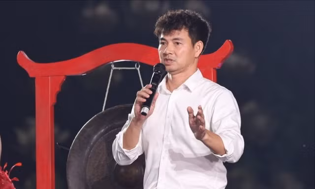 NSND Xuân Bắc, NSND Tự Long chủ trì phiên đấu giá, thu 2,5 tỷ đồng cho người dân vùng lũ