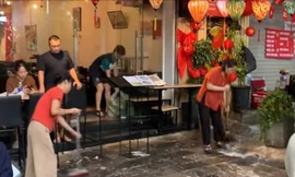 Công an làm việc với nhà hàng đổ nước xà phòng 'đuổi' người xem diễu binh