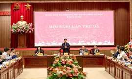 Bí thư Thành ủy Hà Nội Nguyễn Duy Ngọc; Phó Bí thư Thường trực Thành ủy Hà Nội Nguyễn Văn Phong; Phó Bí thư Thành ủy, Chủ tịch HĐND thành phố Hà Nội Phùng Thị Hồng Hà; Phó Bí thư Thành ủy Nguyễn Trọng Đông chủ trì hội nghị. Ảnh: Viết Thành.