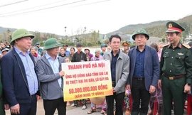 Phó Bí thư Thành ủy Hà Nội Nguyễn Trọng Đông trao khoản hỗ trợ 50 tỷ đồng của thành phố Hà Nội tặng tỉnh Gia Lai phục vụ cứu trợ đồng bào bị thiệt hại do mưa lũ gây ra. Ảnh: PV.