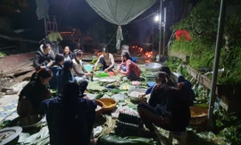 Phụ nữ Hà Nội thức đêm gói bánh chưng hỗ trợ đồng bào các tỉnh miền Trung, Tây Nguyên khắc phục hậu quả mưa lũ. Ảnh: PV.