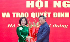 Trao quyết định về công tác cán bộ của Ban Thường vụ Thành ủy Hà Nội