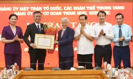 Phó Bí thư Đảng ủy MTTQ, các đoàn thể Trung ương Trần Thắng nhận Huy hiệu 30 năm tuổi Đảng