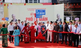 Bộ trưởng Bộ Công an và Bí thư Hà Nội gắn biển tên hai phố mới