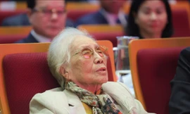 Bà Nguyễn Thị Bình là đại biểu nhiều tuổi nhất tham dự Đại hội Thi đua yêu nước