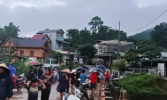 Mẹ bị lũ cuốn mất tích khi cho vịt ăn, con trai 15 tuổi may mắn thoát nạn