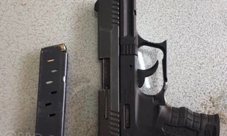 Ập vào khách sạn, công an bắt đối tượng mang súng đang dùng ma tuý