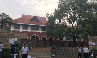 Vì sao bất chấp dịch, học sinh vẫn được tập trung đến trường?