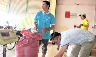 Kỳ lạ, nông dân mua lại hồ tiêu của đại lý đầu cơ giữa lúc giá nhảy múa