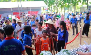 Tuổi trẻ đất Thủ cắt tóc miễn phí, bán hàng 0 đồng 