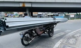 TPHCM: Tái diễn xe 'cà tàng' chở hàng cồng kềnh dạo phố