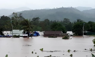 Hàng trăm nhà dân ngập tận mái, nguy cơ lũ chồng lũ ở Quảng Trị