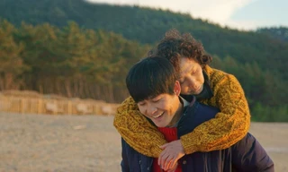 Khi nhà là nơi cơn bão bắt đầu, em cần làm gì để trao đi những cái ôm thay vì nước mắt?