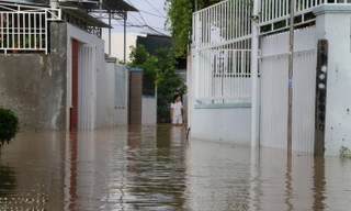 Bão tan nhưng dân phố biển Nha Trang vẫn bì bõm nơi nước ngập