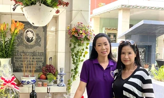 Trịnh Kim Chi và Đào Vân Anh viếng mộ Lê Công Tuấn Anh. 