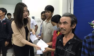 Dàn Hoa hậu Mỹ Linh, Tiểu Vy, Thùy Linh trao tặng 200 triệu cho đồng bào miền Trung