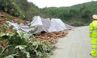 Hiện trường xe tải đâm vào vách núi khiến 7 người tử vong