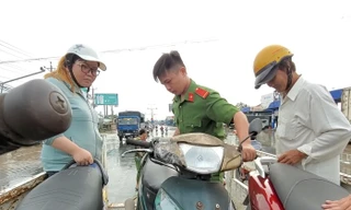 Quốc lộ 1 ngập sâu, Công an Vĩnh Long mang xe tải chuyên dụng cứu hộ người dân