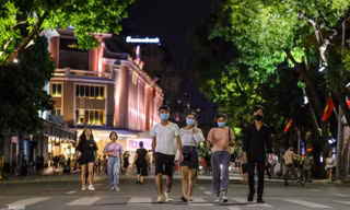 Nam thanh nữ tú đổ về phố đi bộ Hồ Gươm sau 'kỳ nghỉ COVID-19' lần 2