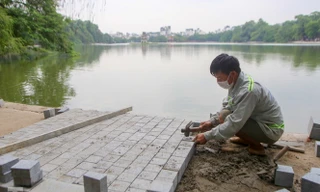 Vỉa hè hồ Hoàn Kiếm 'tăng tốc' lát đá, chỉnh trang vườn hoa
