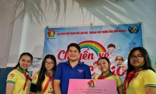 Đại biểu cháu ngoan Bác Hồ TP Cần Thơ ủng hộ đồng bào miền Trung 