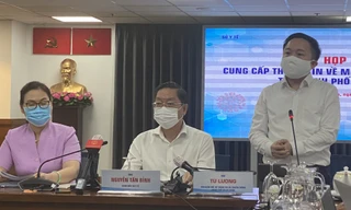 Ông Từ Lương (đứng), Phó GĐ Sở Thông tin và Truyền thông TPHCM.