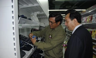 Ông Nguyễn Hữu Đường (bên trái) giới thiệu hàng Việt tại 505 Minh Khai. Ảnh: Minh Tuấn 