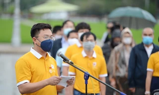 Ðoàn đại biểu đặt vòng hoa và dâng hương tưởng nhớ, tri ân các anh hùng liệt sỹ tại Ðài tưởng niệm Bắc Sơn.